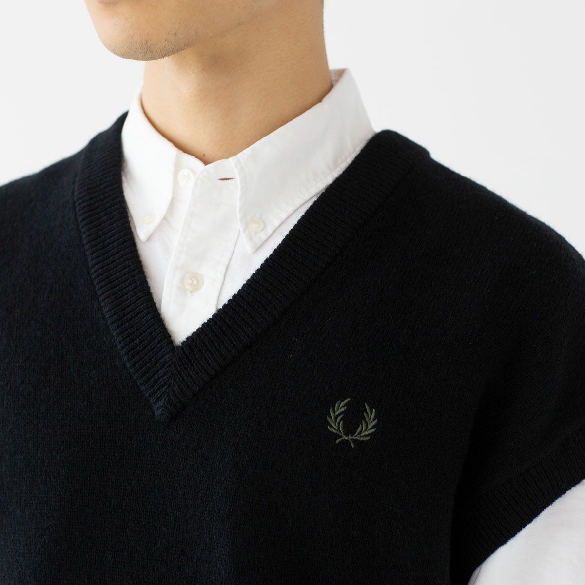 フレッドペリー　ロゴ入り黒ニットベスト フレッドペリー ロゴ入り黒ニットベスト ⠀値下げ中！！！】FRED PERRY